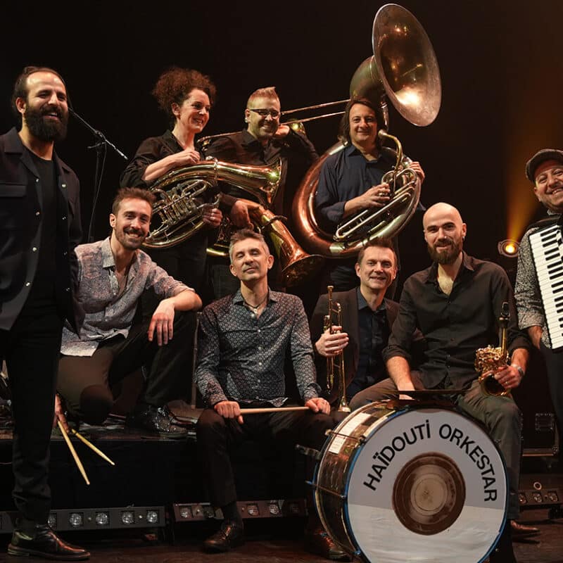 Photo des 9 membres du groupe Haïdouti Okestra
