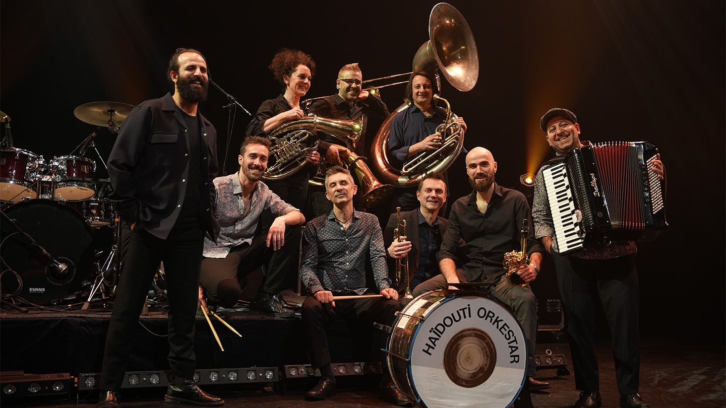 Photo des 9 membres du groupe Haïdouti Okestra