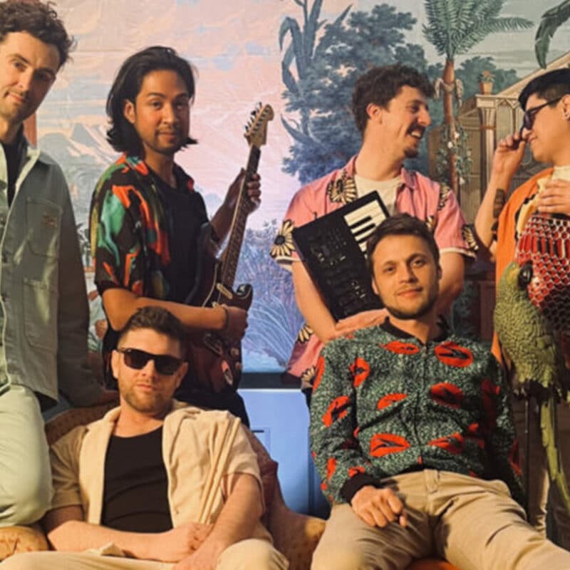 6 musiciens du Bal chaloupé dans une ambiance tropicale.