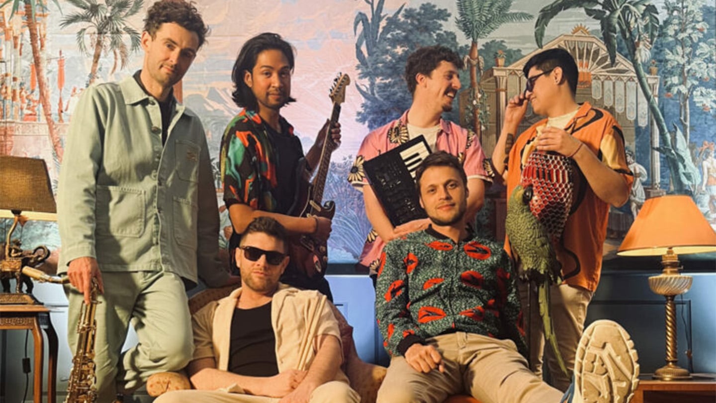 6 musiciens du Bal chaloupé dans une ambiance tropicale.