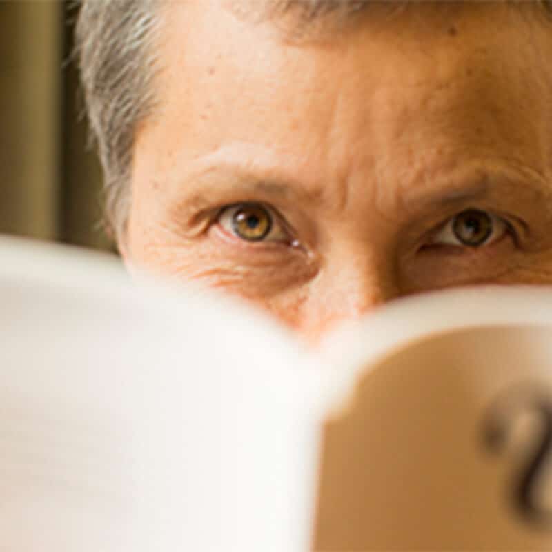 Portrait de Michel Nguyen en train de lire un livre.