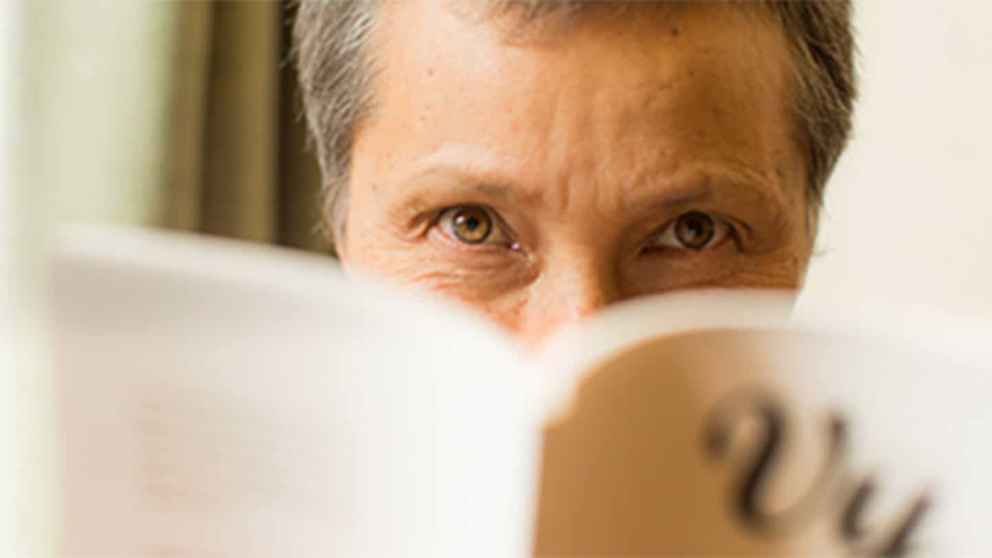 Portrait de Michel Nguyen en train de lire un livre.