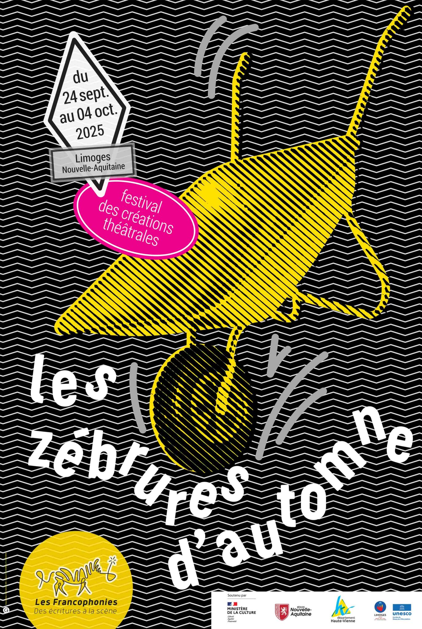Affiche des Zébrures d'automne 2025. Sur un fond noir avec des rayures-vagues blanche, on voit une brouette jaune penchée. Sur l'affiche on peut lire, 