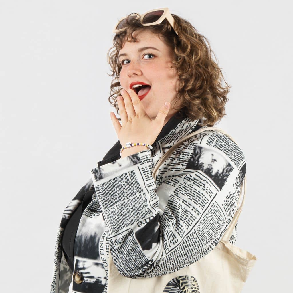 Portrait de Lucie Genaille, un sac zébré