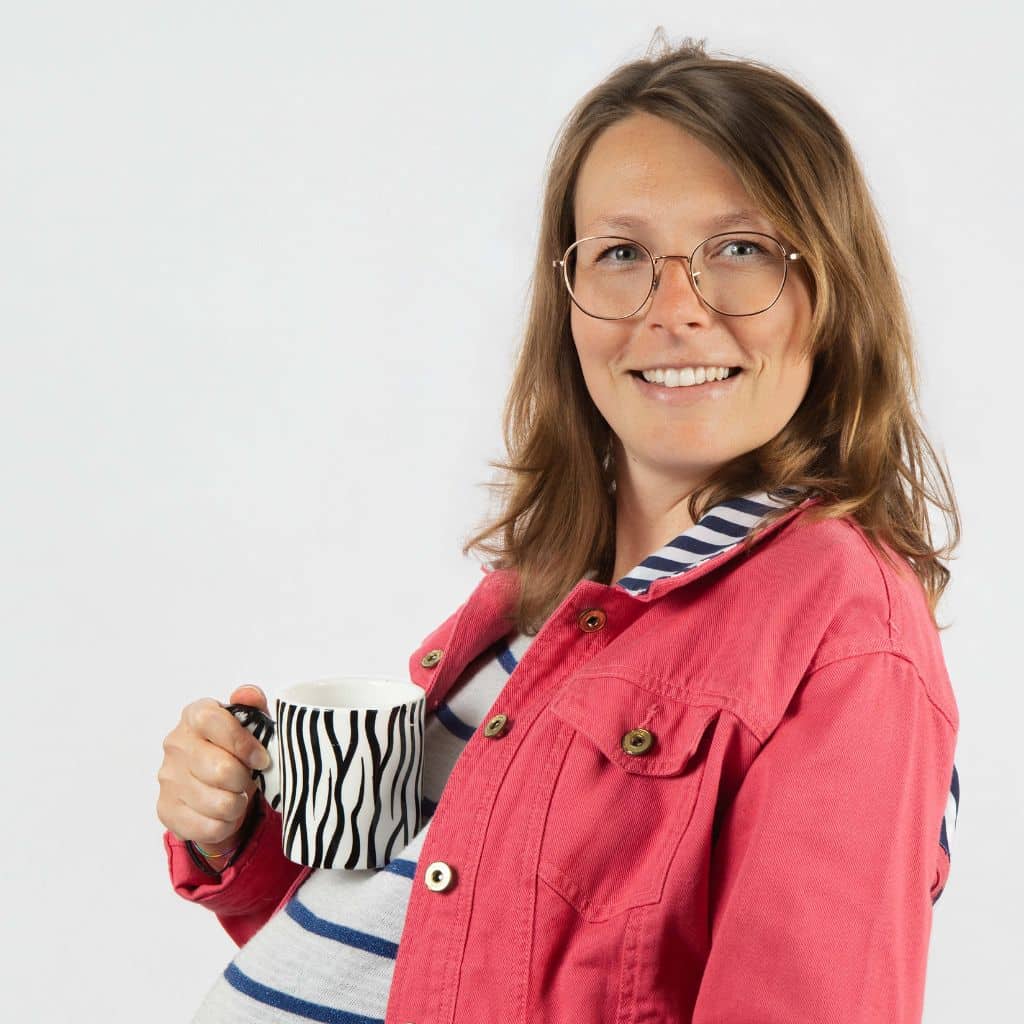 Portrait de Mélodie Cholmé, une tasse zèbre à la main