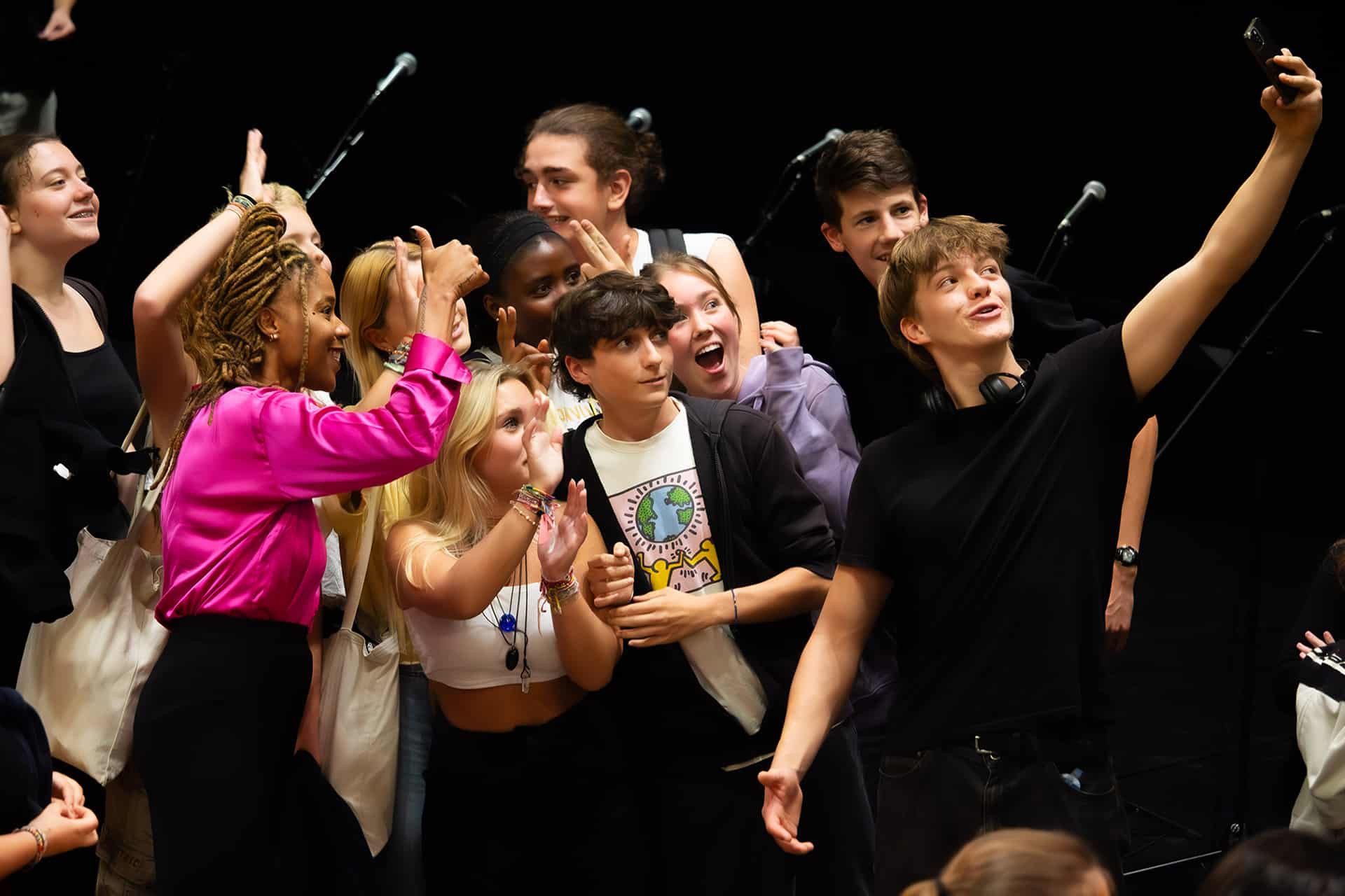 Un groupe de lycéens, lycéennes prennent un selfie avec Emmelyne Octavie, lauréate du Prix 2023 suite à la lecture qu'ils ont fait de son texte Mère Prison. Tous ont un grand sourire.