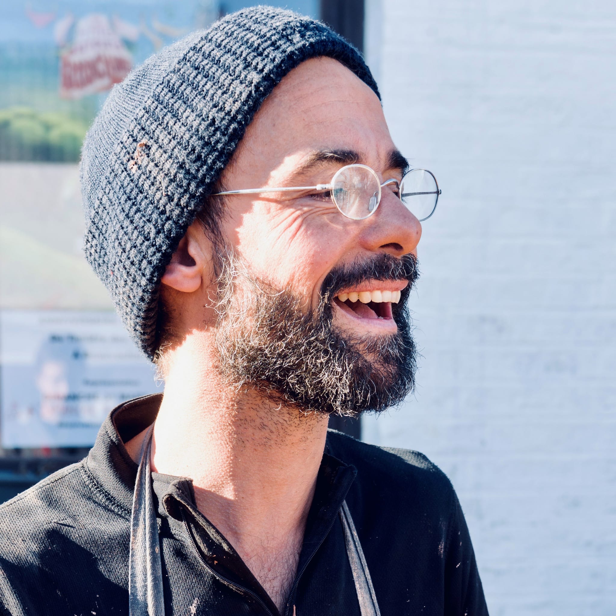 Portrait d'Éric Deniaud avec un bonnet, qui sourit