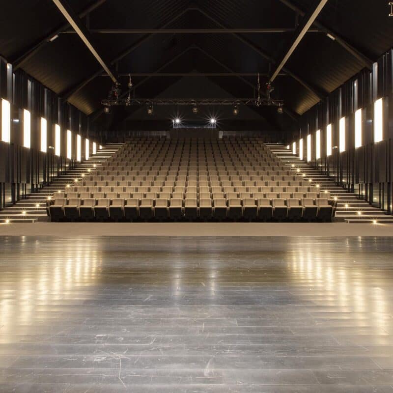 Photo du gradin de l'auditorium vide, depuis la scène