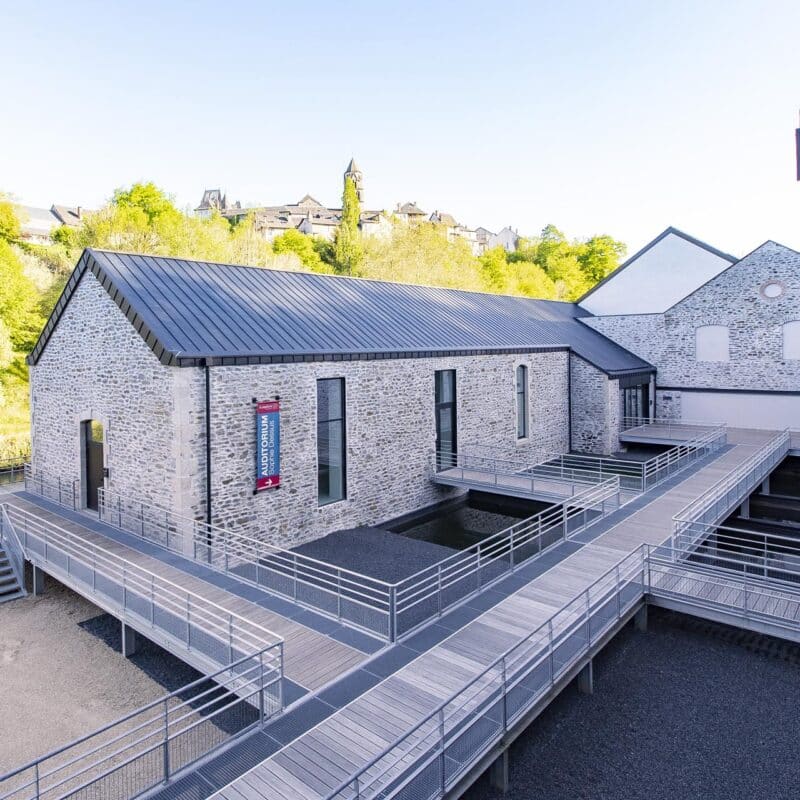 Photo de l'auditorium Sophie Dessus vue d'au-dessus avec un ensemble de passerelle et d'escalier pour accéder à différentes entrées du lieu