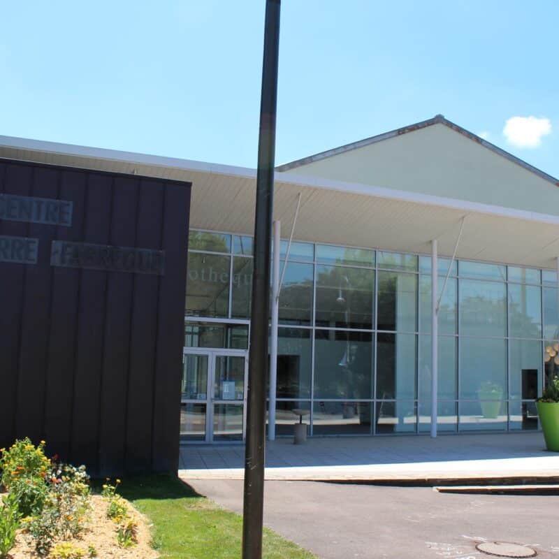 Photo du parvis du centre culturel Jean-Pierre Fabrègue sous le soleil