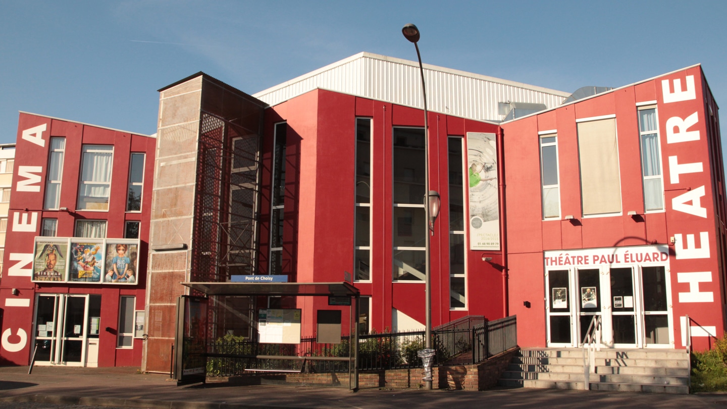 Façade du théâtre cinéma de Choisy-Le-Roi avec des marches avant l'entrée à gauche, des hautes fenètres, et l'entrée de la partie cinéma à droite