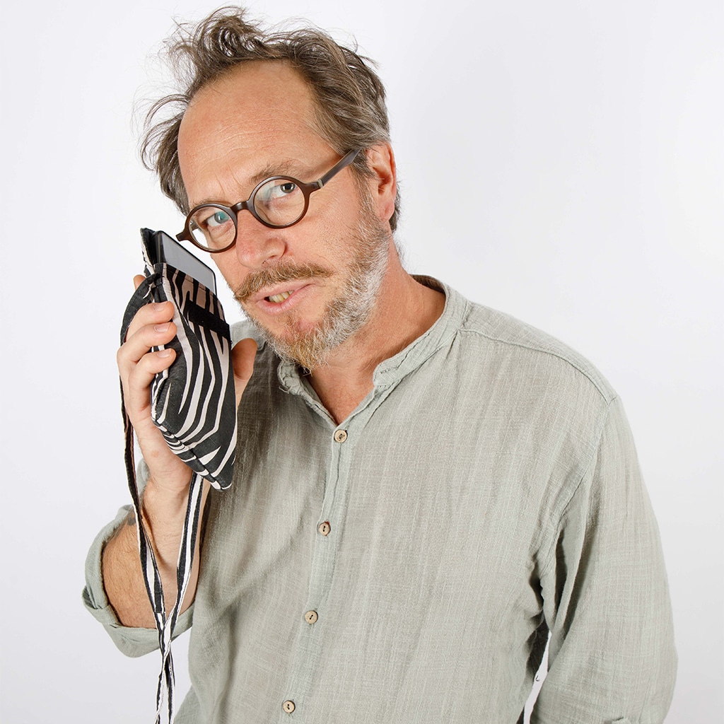 Portrait de Christophe Rouffy, une pochette de téléphone dans la main