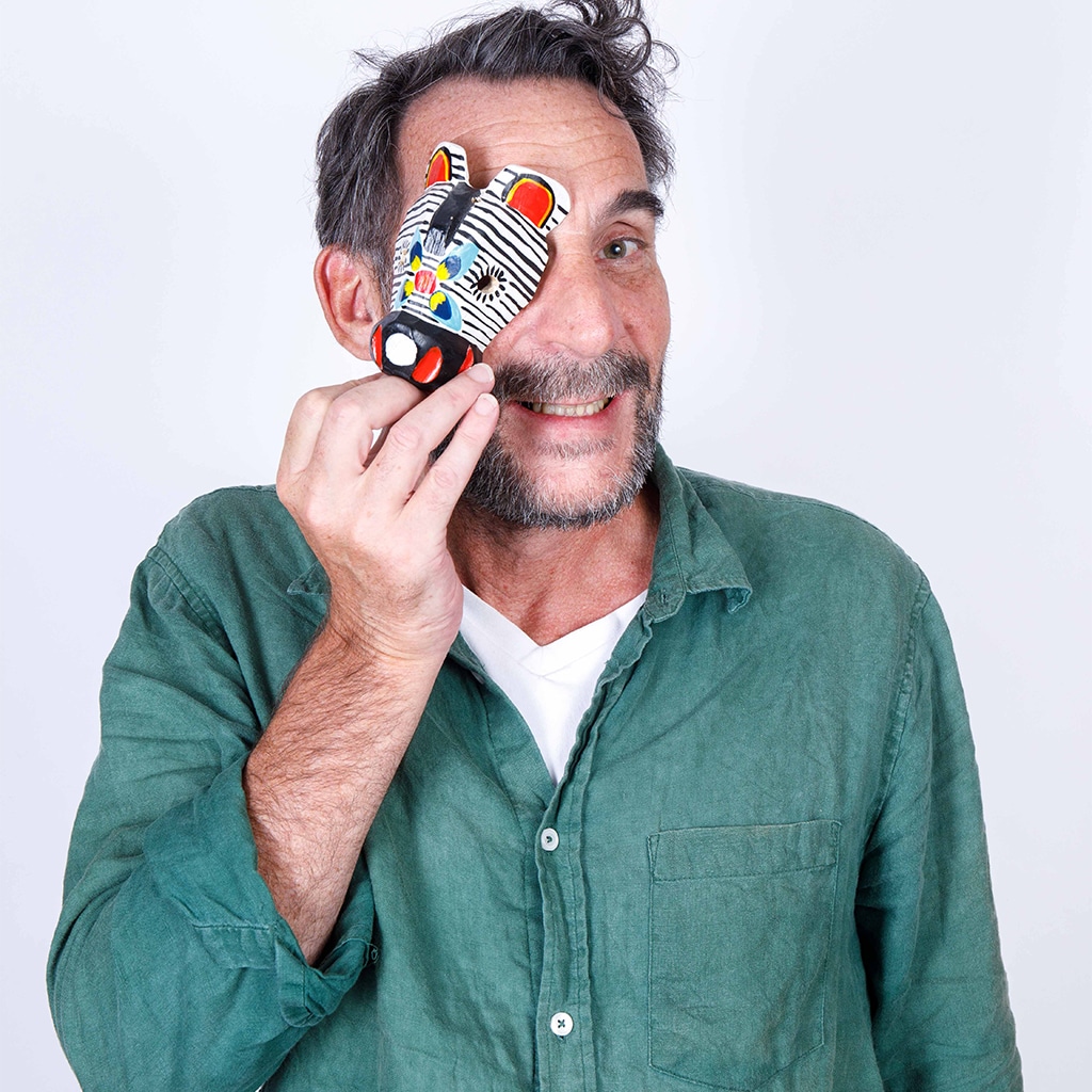 Portrait de François Prudhomme avec un masque de zèbre sur l'œil droit