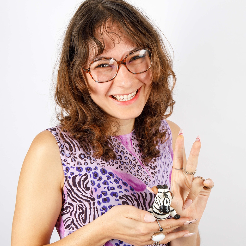 Portrait de Lisa Catherin, souriant avec un petit zèbre dans les mains