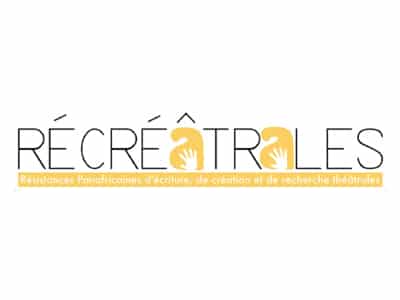 Logo Récréâtrales, avec l'empreinte d'une main dans les deux a et en sous-titre Résidences Panafricaines d'écriture, de création et de recherche théâtrale